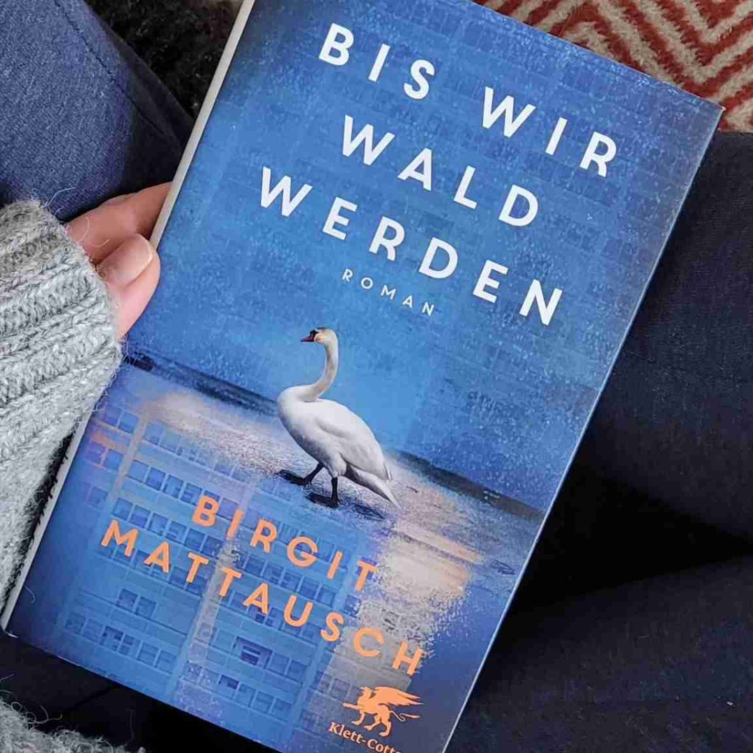 "Bis wir Wald werden" ist die Geschichte von Nanushka und Babulya, von Vitali, Oma Elsa und der Frau mit dem roten Kopftuch.
Es ist eine Geschichte der Kulturen, von Sprache und vom Heimat finden, vom Suchen und Finden. Es ist ein sich berauschen lassen, ein Gedicht, wohl das längste, das ich je las.
Es ist ein Tanz zwischen den Zeilen, ein immer wieder lesen wollen. Lesen um abzutauchen, zu genießen, zu lernen.
Eine Geschichte voller Empathie und dem Nachspüren, was es bedeutet anzukommen.
Birgit Mattausch hat hier eine so bezaubernde Geschichte geschaffen, die im Herzen lange nachhallt und der ich sehr, sehr viele Leser:innen wünsche!
Für mich ganz sicher ein Jahreshighlight 💙