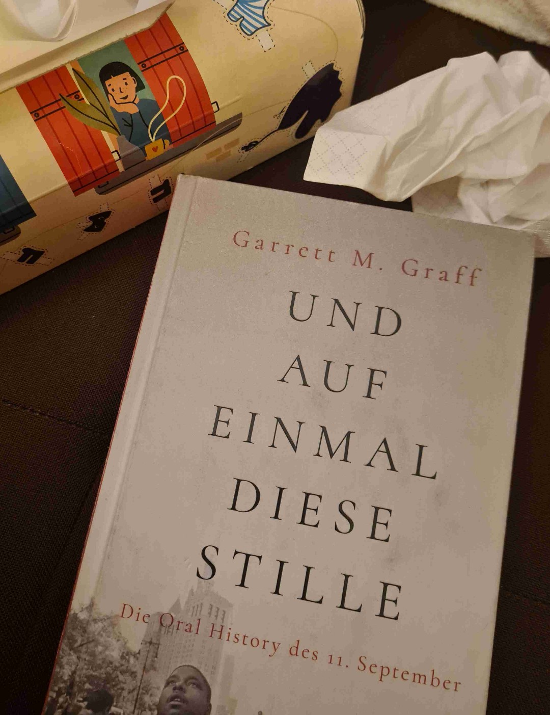 "So gut wie jeder über einem gewissen Alter weiß noch ganz genau, wo er oder sie am 11. September 2001 gewesen ist."
Das ist der erste Satz im Buch und sorgte für das erste Mal das Buch abzusetzen und sich zu erinnern. Und genau darum geht es in dem Buch.. keine Verschwörungstheorien oder Hetze, sondern Zeitzeugenberichte, die einem immer wieder innehalten lassen.. sehr empfehlenswert ⭐️