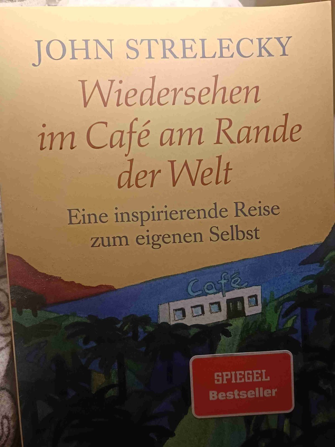 John trifft zufällig wieder auf das Café am Rande der Welt ,aber diesmal auch nicht am selben Ort!
Man erfährt unter anderem wie sich sein Leben,seid dem letzten Besuch verändert hat . Und es wird sich noch ein Leben stark verändern,Jessica trifft das erste Mal auf das Café.
Was ich auch gelernt habe ,öfter mal seiner Intuition zu vertrauen.