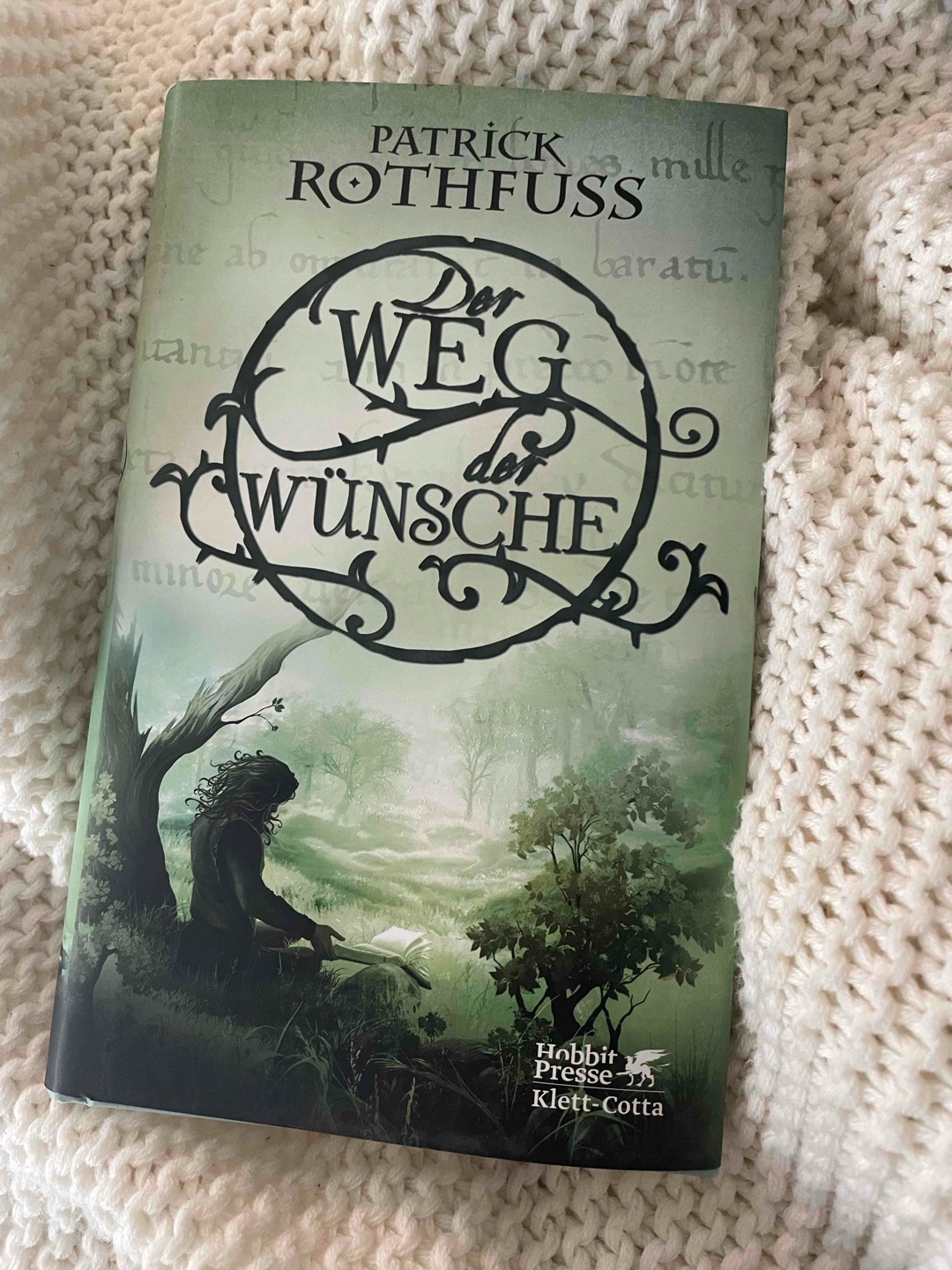Kleiner Abstecher in die Welt von  Kvothe.
Würde aber viel lieber die Königsmörder Chronik weiterlesen. Aber ob ich das noch erlebe….?