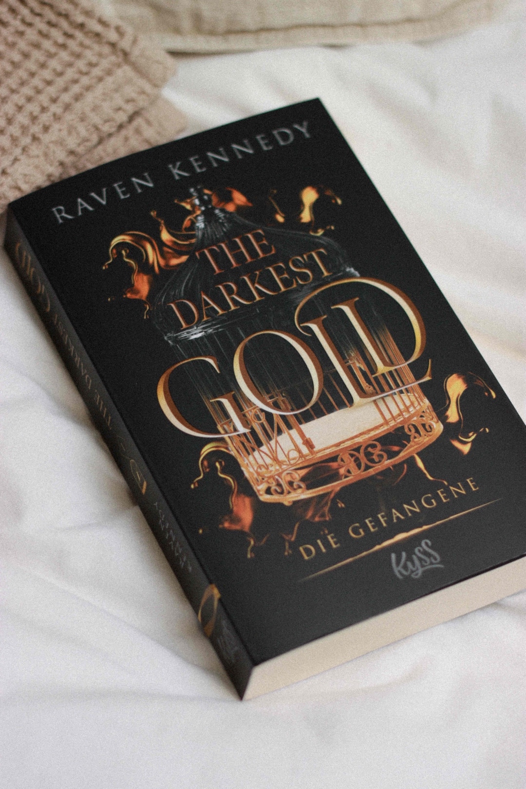 Am Anfang dachte ich erst so „oookay 😳“ 😅
Der Beginn war etwas langatmig und hat sich ziemlich gezogen. Die zweite Hälfte war dann spannender und hat mich gut unterhalten . ✨
Das Ende ist ein übler Cliffhanger und ich bin super gespannt auf Teil 2 ⚜️🖤
