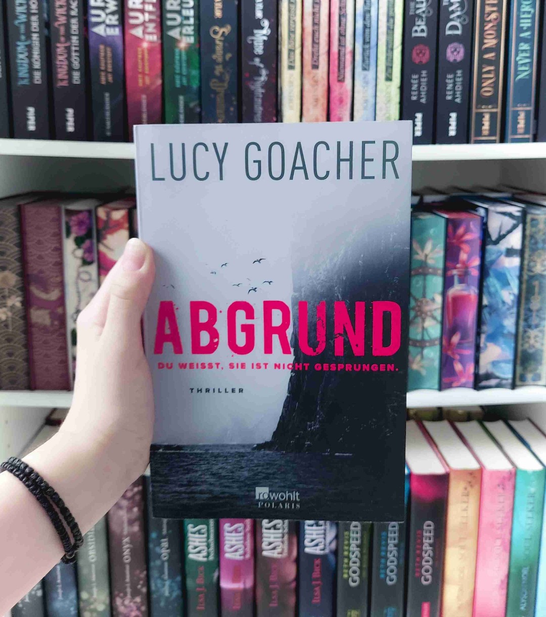 Düster, spannend, mit überraschenden Twists. Thriller fans, das Buch ist SO gut! 🫧