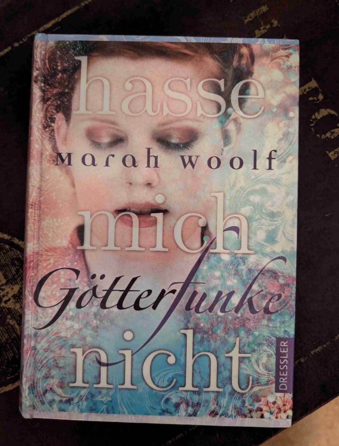 Ein auf und ab der Gefühle. Das Ende hat mich sprachlos gemacht. Lese direkt den nächsten Band weiter.