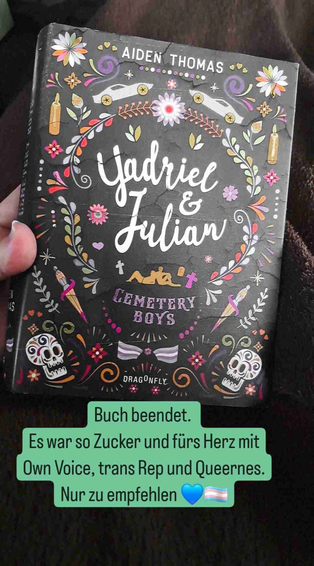 Ganz wundervoll Geschichte für Herz. Mit Spannung, Drama und viel Queerness.
Das Ende ist etwas vorhersehbar, aber das fand ich nicht schlimm.