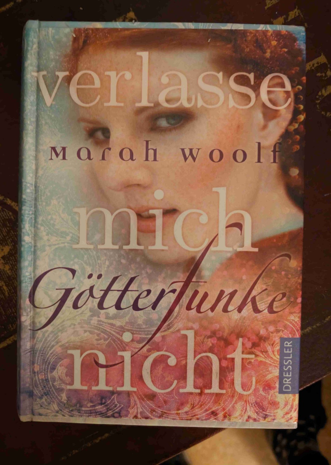 Ich bin nur so durch die Seiten geflogen. Gegen Ende hat's mir auch noch einige Tränen kullern lassen. Ein sehr schöner Abschluss der Reihe.