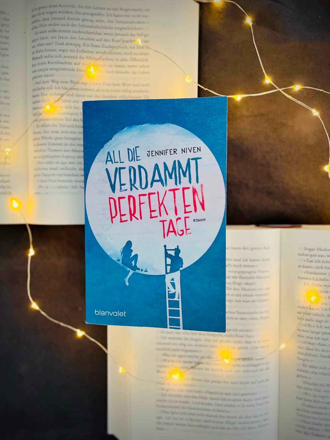 „,Nein. Du suchst deine Klamotten nicht danach aus, ob sie einem Mädchen gefallen - besonders nicht so einem Mädchen. Du suchst das aus, was dir gefällt. Wenn sie dich nicht mag, wie du bist, dann brauchst du sie nicht.’”
„Und mit Bedauern verschwendet man bloß Zeit. Leb dein Leben so, dass du niemals bedauern musst. Es ist viel leichter, von Anfang an das Richtige zu tun, sodass man sich gar nicht erst zu entschuldigen braucht.“
„Ach übrigens. Wie beschissen die Sache auch geendet hat, du hast mir eins bewiesen, Ultraviolet. Es gibt sowas wie einen perfekten Tag.“
„Denn es geht nicht um das, was man mitnimmt, sondern um das, was man zurücklässt.“