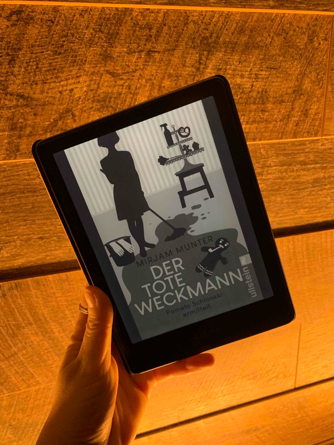 Ich mag die Protagonistin einfach super gern! Ein netter Krimi der sich sehr flüssig hat lesen lassen. Empfehlung für jeden, der eine seichte Lektüre zum schmunzeln haben möchte!