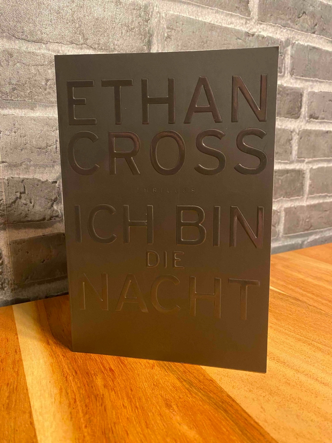Unerwartet, spannend, viele Wendungen, aber auch wild und übertrieben.