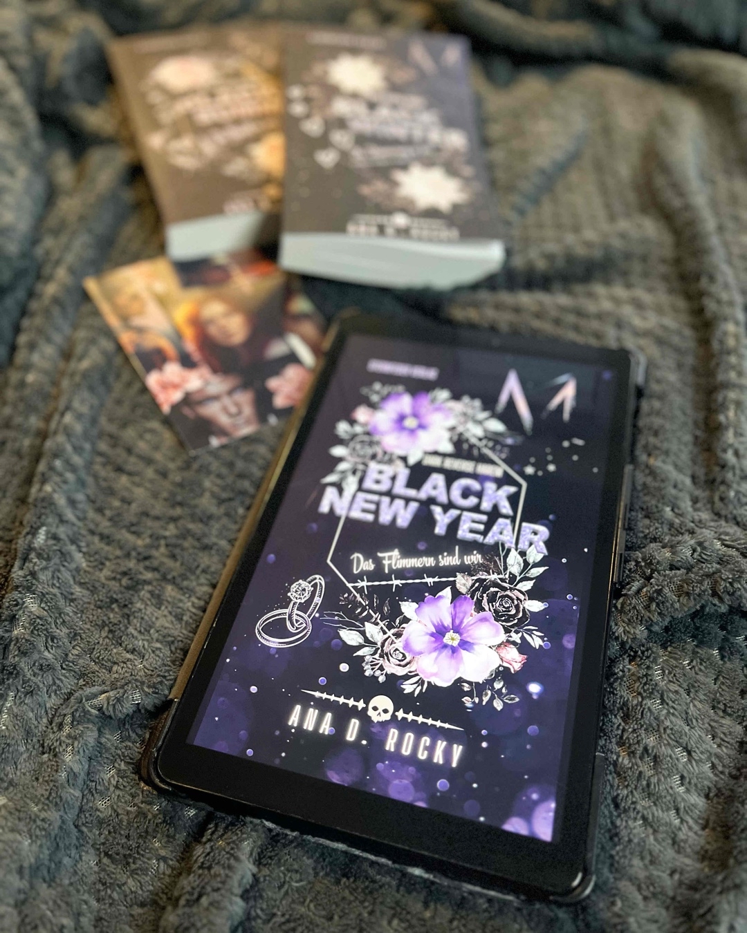 „... » > 𝗟𝗶𝗲𝗯𝘀𝘁 𝗱𝘂 𝘀𝗶𝗲?< 𝗪ä𝗵𝗿𝗲𝗻𝗱 𝗲𝗿 𝘀𝗽𝗿𝗶𝗰𝗵𝘁, 𝗯𝗶𝗲𝗴𝘁 𝗵𝗶𝗻𝘁𝗲𝗿 𝘂𝗻𝘀 𝗲𝗶𝗻𝗲 𝘀𝗰𝗵𝘄𝗮𝗿𝘇𝗲 𝗟𝗶𝗺𝗼𝘂𝘀𝗶𝗻𝗲 𝗮𝘂𝗳 𝗱𝗲𝗻 𝗩𝗼𝗿𝗽𝗹𝗮𝘁𝘇. 𝗪𝗶𝗿 𝗯𝗲𝗶𝗱𝗲 𝘄𝗶𝘀𝘀𝗲𝗻, 𝘄𝗮𝘀 𝗱𝗮𝘀 𝘇𝘂 𝗯𝗲𝗱𝗲𝘂𝘁𝗲𝗻 𝗵𝗮𝘁. > 𝗟𝗶𝗲𝗯𝘀𝘁. 𝗗𝘂. 𝗦𝗶𝗲?< 𝗘𝗶𝗻𝗱𝗿𝗶𝗻𝗴𝗹𝗶𝗰𝗵 𝘄𝗶𝗲𝗱𝗲𝗿𝗵𝗼𝗹𝘁 𝗲𝗿 𝗱𝗶𝗲 𝗙𝗿𝗮𝗴𝗲 𝘂𝗻𝗱 𝗶𝗰𝗵 𝗻𝗶𝗰𝗸𝗲. « ...“
