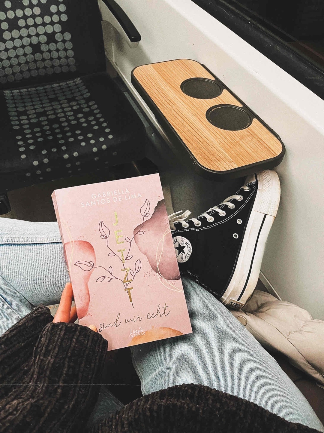 Sehr liebevoll- gestaltetes New Adult Buch!
Triggerwarnung: Essstörung, verzerrte Selbstwahrnehmung, Trauerbewältigung