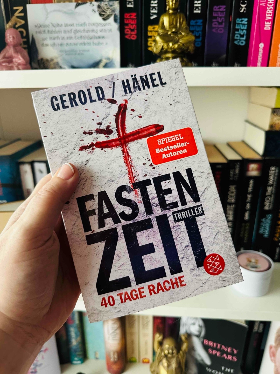 War ein Spontankauf ohne vorher irgendwelche Rezensionen gelesen zu haben .
Mir hat es gut gefallen. 4/5 ⭐️