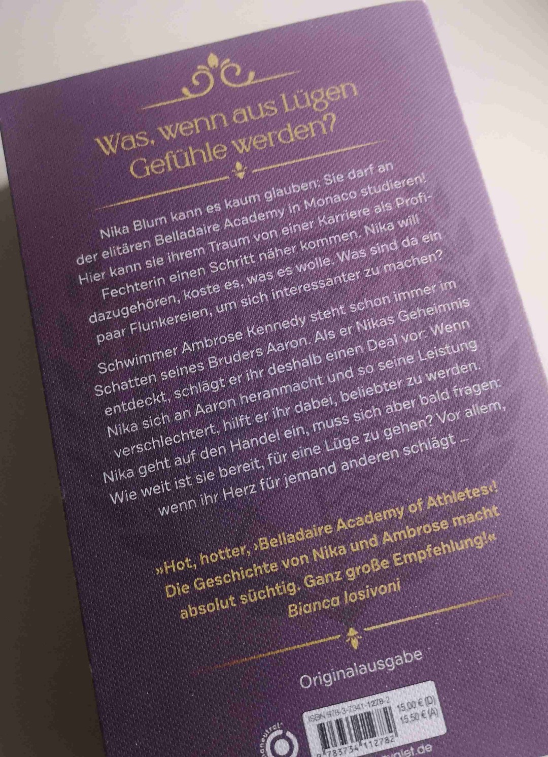 Hier bekommt ihr genau das was der Klappentext steht.
Nika rutscht in kleine Lügen rein, die immer werden. Trefft dann auf den Schwimmer Amboss, der die Lügen durchschaute und sich einen Vorteil daraus verschaffte.
Das knistern zwischen den beiden kann man fast hören während man liest.
In dem Buch geht es um Freundschaften, Ehrlichkeit, Vertrauen, Leistungsdruck und Verzeihen. Sowie den Mut zu haben etwas zuzugeben, anzusprechen und sich zu öffnen.
Die Charaktere sollen Anfang Mitte 20 sein, doch es kam mir vor als ob sie jünger sind.
Schönes setting, jedoch wird das Fechten fast garnicht thematisiert. Das schwimmen ist sehr präsent.