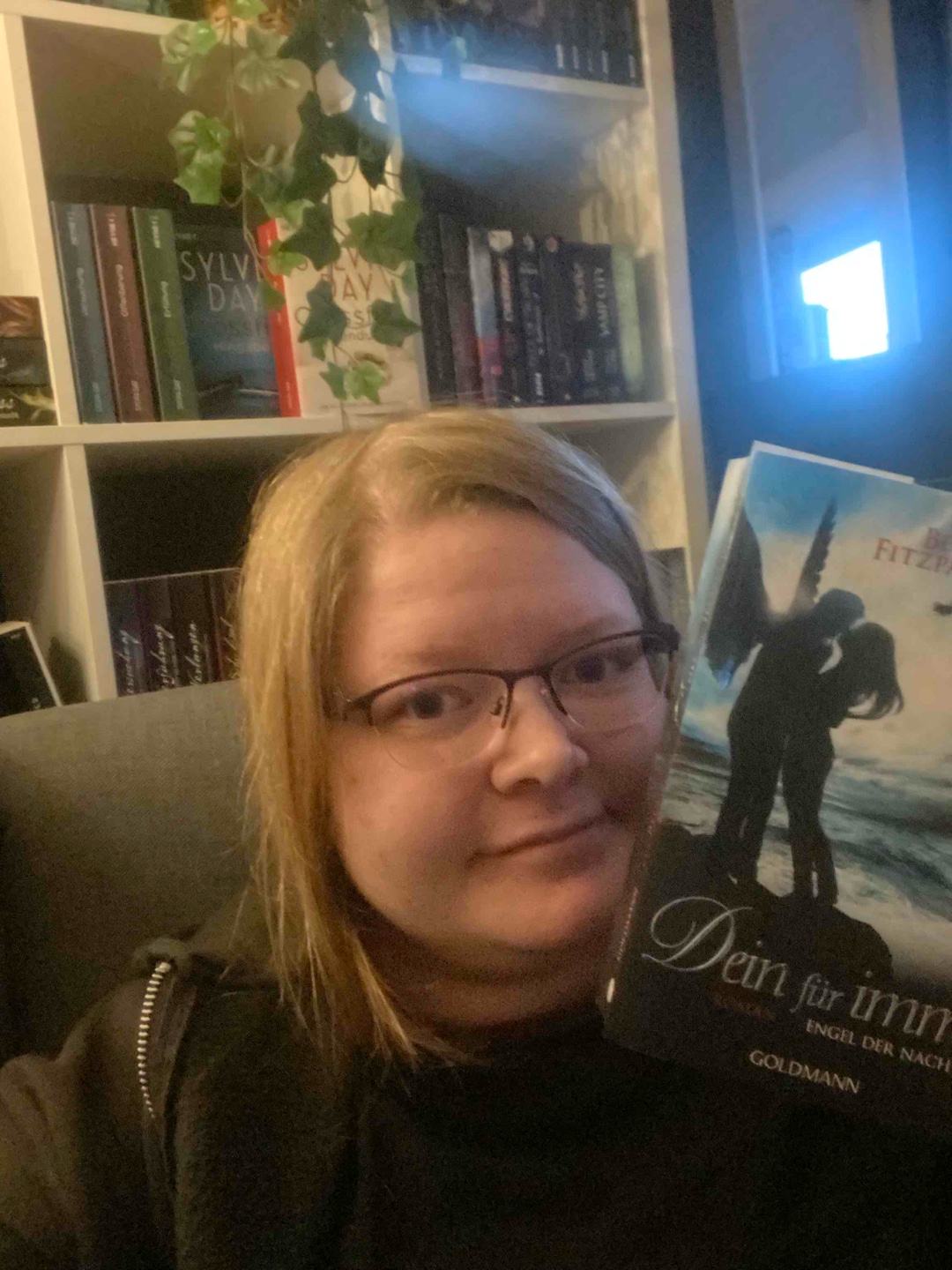 In diesem Buch geht so viel gleichzeitig ab und es is so verwirrend. Ich finde es dennoch einen gelungenen Abschluss für die Reihe