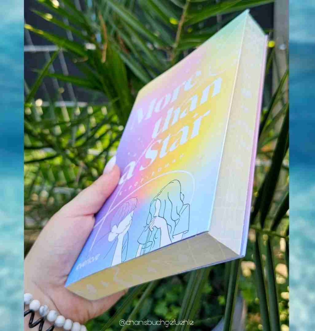 Ich bin aus dem ganzen K-Pop-Thema eigentlich total raus, dementsprechend war ich ziemlich neugierig.
Leider musste ich das Buch zwei Mal beginnen, weil ich beim ersten Mal so gar nicht in die Geschichte gekommen bin. Nachdem ich dem Buch eine zweite Chance gegeben hab, konnte ich feststellen, dass das Buch im Verlauf der Geschichte besser wird.
Den Einblick in das Leben eines K-Pop-Stars fand ich ziemlich interessant.
Sobald die Emotionen ins Spiel kommen, konnte ich auch etwas mehr mitfühlen. Nur ist es fast ein bisschen langweilig, weil ich persönlich es sehr vorhersehbar fand und es auch überhaupt keine tiefgehenden Emotionen in mir geweckt hat.
Es gehr manchmal ewig lange um bestimmte koreanische Gerichte und das auch echt ausführlich, das hat mich so gar nicht interessiert.
Also das Buch war soweit okey, ich würde es aber auf jeden Fall nicht nochmal lesen. 