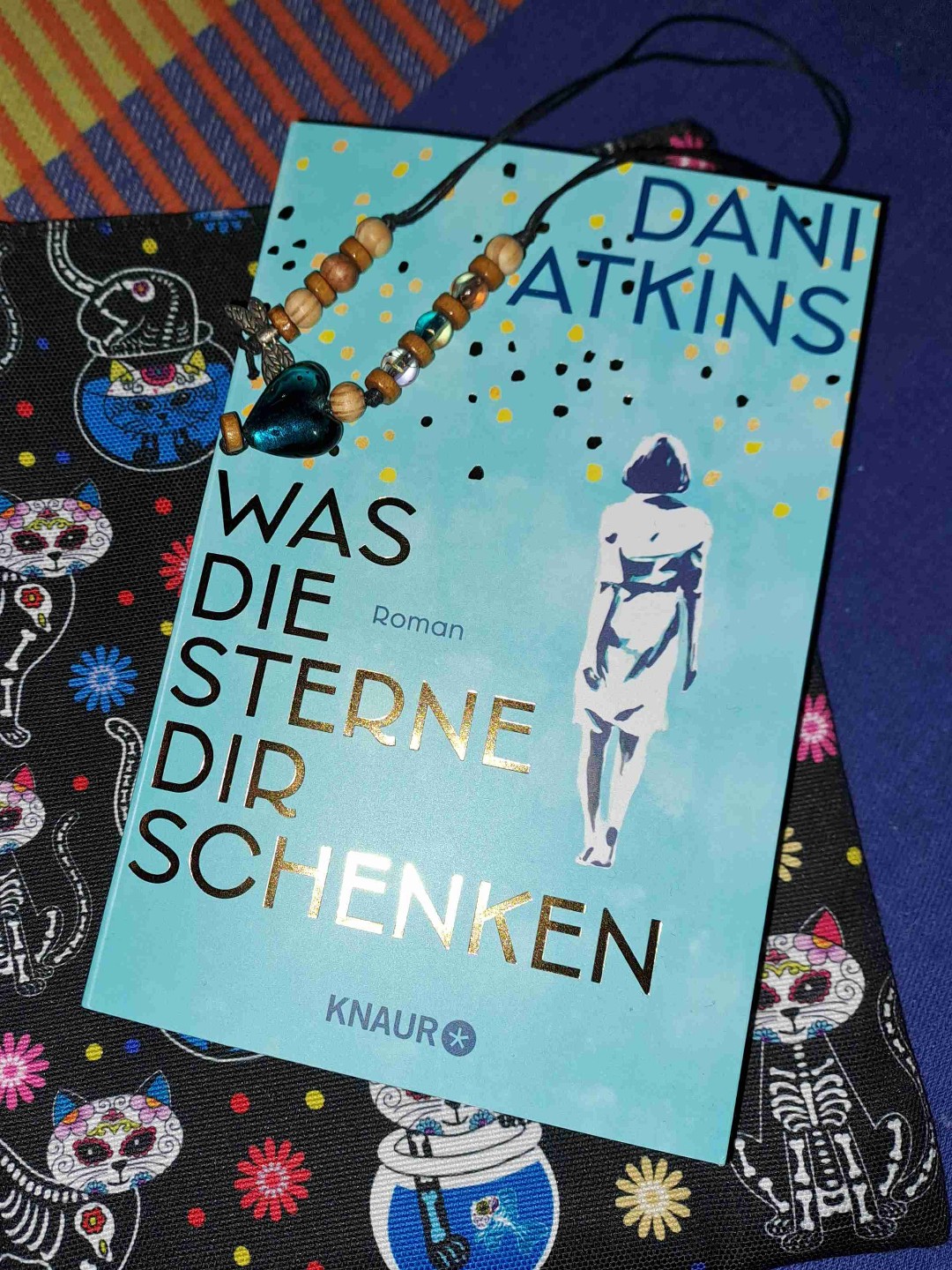 Die Autorin hat es trotz kleiner Schwächen wieder geschafft, mich sehr zu berühren mit ihrer bittersüßen Geschichte zweier Schwestern.
Da die Rezension folgt, werde ich jetzt nicht weiter ausholen.