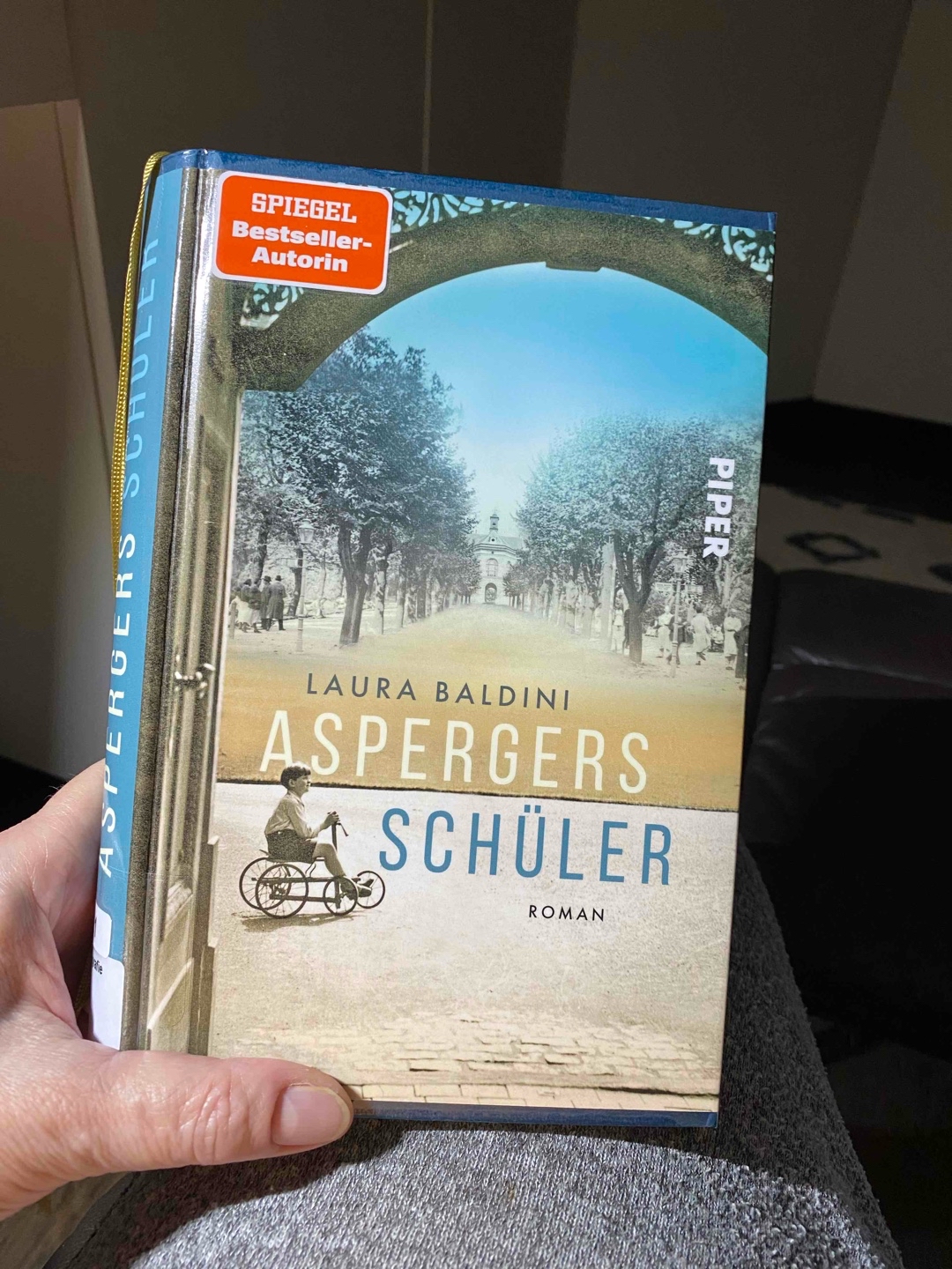 Ein aufrüttelndes, bewegendes Buch über die Verbrechen, die im dritten Reich an  unschuldigen Kindern begangen wurden. Es beschreibt auch die Rolle der Ärzte dabei. Erzählt aus drei Perspektiven und in zwei Zeitebenen. Ich habe Abends angefangen und bis morgens durchgelesen. 