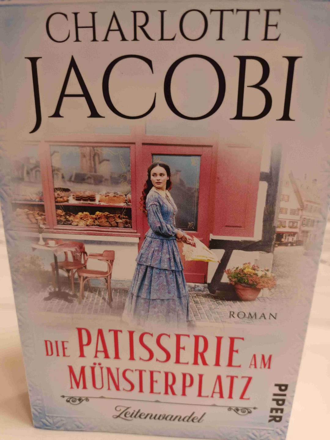 Ein sehr schöner Auftakt der Trilogie. Schön flüssig & detailreich geschrieben mit authentischen Charakteren mit starkem Fokus auf die Liebesgeschichte.
Für mich zu dramatisch am Ende, da überschlägt sich alles was sich überschlagen kann. Da wirkt der Rest des Buches fast zu ruhig im Vergleich. Bin gespannt wie es weitergeht und werde direkt weiterlesen!