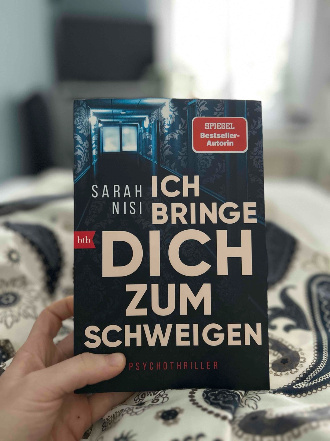 Durch Bookstagram aufmerksam geworden auf dieses Buch - leider hat’s mich nicht umgehauen. Sehr wenige Plots, kaum merklich spannende Steigung…da ist man von anderen Autoren leider echt mehr Niveau gewöhnt oder das Phänomen „mit der Zeit steigt der Anspruch“ hat hier gegriffen 🫠