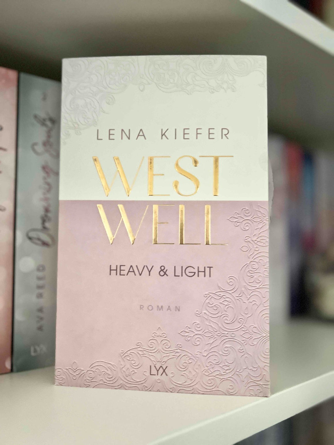 Der erste Band hat mich wirklich begeistert, und ich freue mich darauf, die Fortsetzung der Geschichte von Helena und Jessiah zu lesen. Das Upper Class Leben in New York und die tragisch-schöne Liebesgeschichte zwischen den beiden Hauptfiguren haben mir sehr gut gefallen. Ich liebe die Gossip Girl und Romeo und Julia Vibes.
Besonders gespannt bin ich auf die Enthüllung dessen, was in jener Nacht passiert ist.