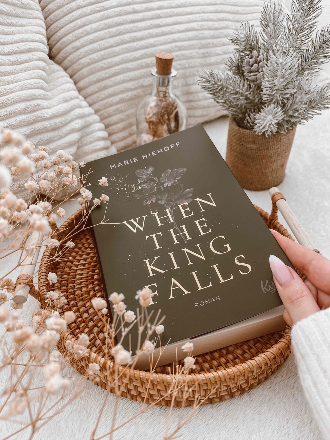 Highlight
When the king falls konnte mich ab der ersten Seite in den Bann ziehen. Das Setting, der Schreibstil, die Charaktere - alles hat mich überzeugt. Dazu noch die Spannung gepaart mit einem Hauch von Romantik und Spice ergibt für mich ein absolutes Highlight. Ich habe mich jeden Abend auf dieses Buch gefreut.