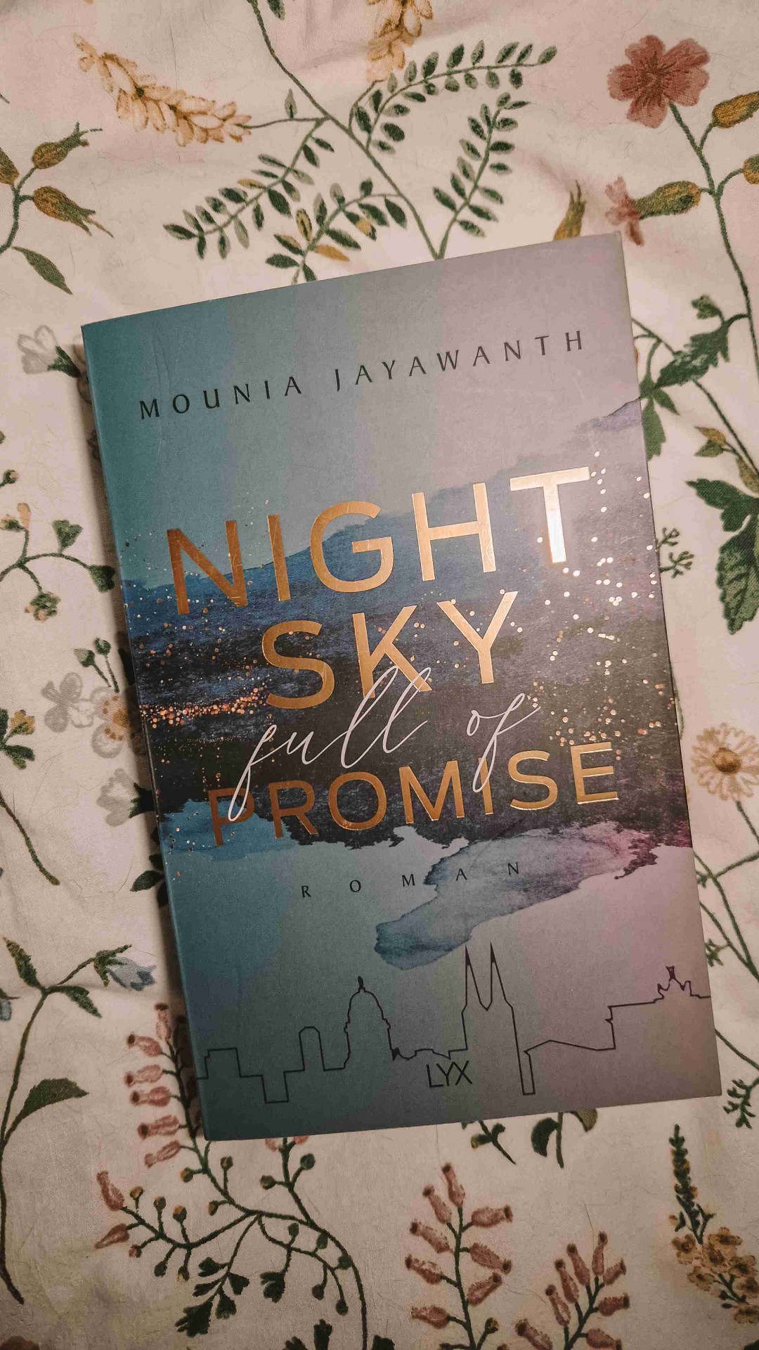 Endlich bin ich mal wieder dazugekommen ein Hörbuch zu hören und war 'Nightsky Full Of Promise' von Mounia Jayawanth.
Der Klappentext klang super spannend und das Buch stand eh auf meinem SuB.