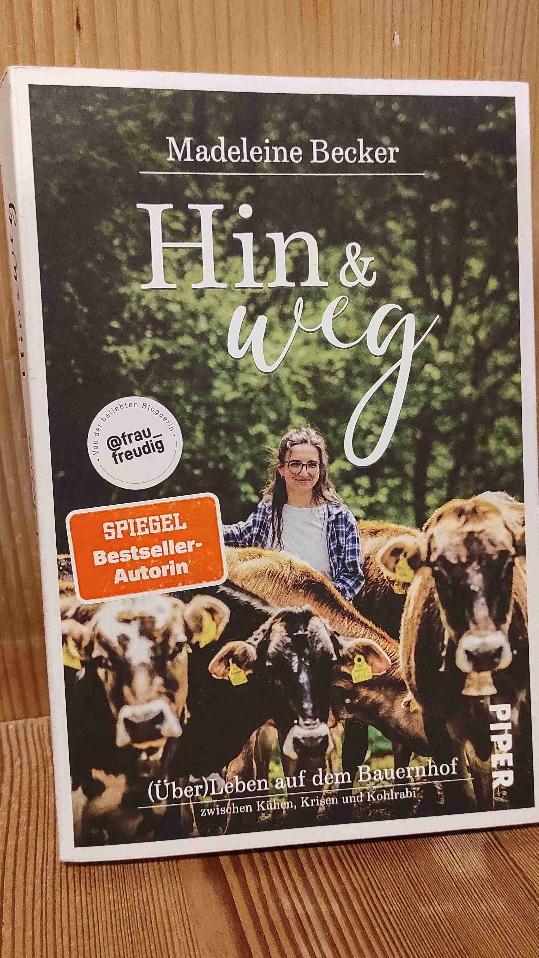 Wie bereits das erste Buch ist auch dieses unglaublich toll! Man ist sofort mittendrin in der Geschichte,man fiebert mit,man weint mit,man freut sich mit. Definitiv ein Lieblingsbuch! Und ich bin gespannt,wie die Geschichte,ihr Weg weitergeht!