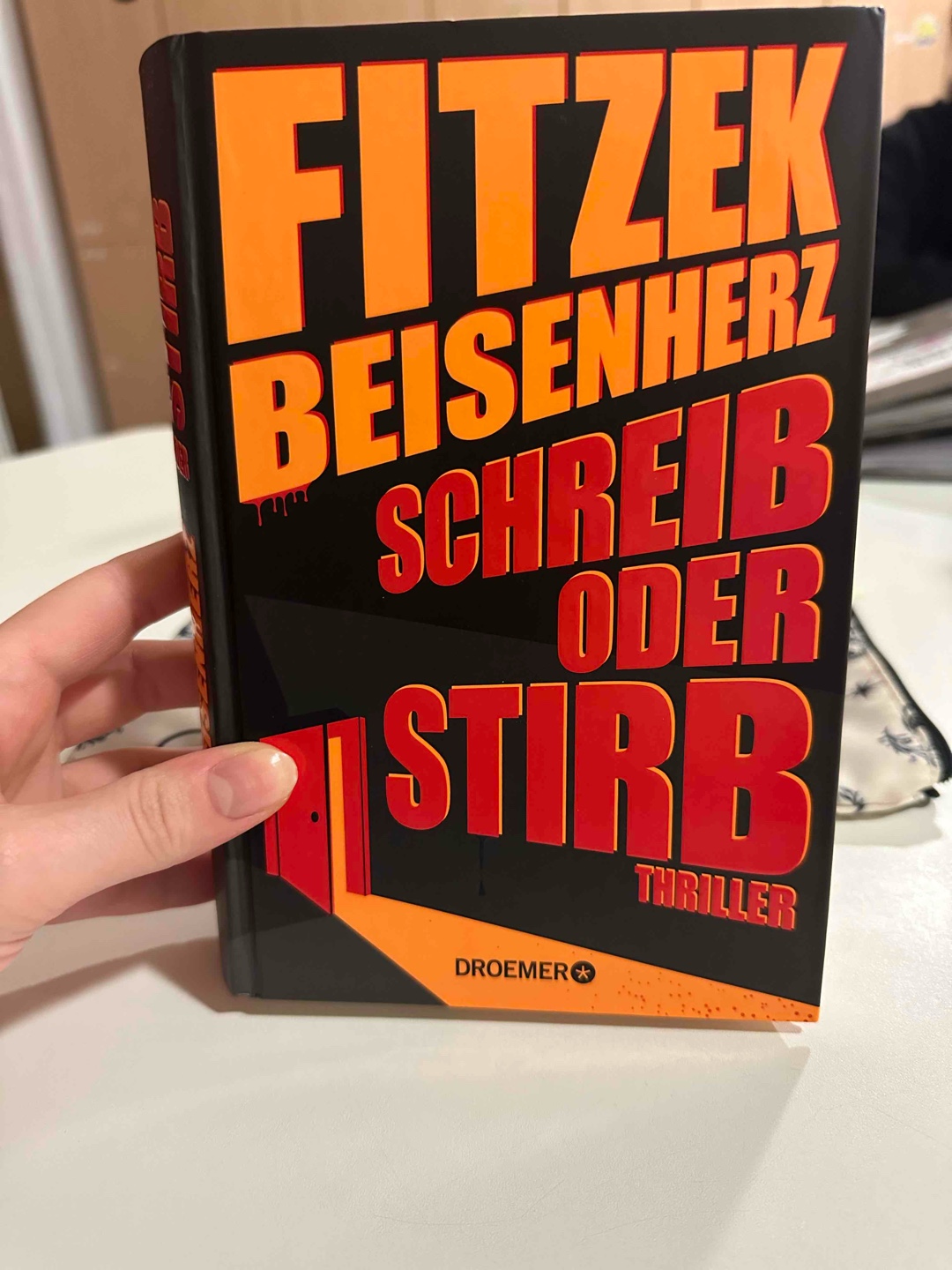 Ziemlich gutes Buch.
Die Geschichte war nicht so gut wie andere Bücher von Fitzek und der Twist nicht so unerwartet. Aber ich mochte den Humor und den Schreibstil, ich musste ziemlich oft schmunzeln.