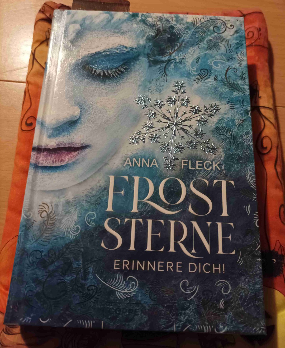 Das Buch hat mir letztendlich doch sehr gut gefallen! Aber da sich der Anfang hinzog gibt's nur 4,5 Sterne!