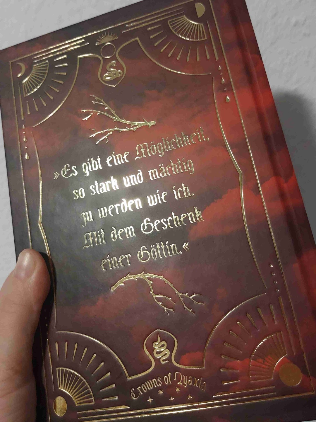 Hab mich so lange auf das Buch gefreut - hatte es sofort vorgestellt als der ET bekannt gegeben wurde! Hatte Fehlentscheidungen hohe Erwartungen und wurde nicht enttäuscht! Es hat sich super gelesen, wahnsinnig interessante Handlung und sehr sehr gute spicy Szene🌶😋
Das Ende hab ich so definitiv nicht kommen sehen. Kann es kaum erwarten Band 2 in die Finger zu bekommen!
UND: wie schon ist bitte einfach dieses Buch??!!