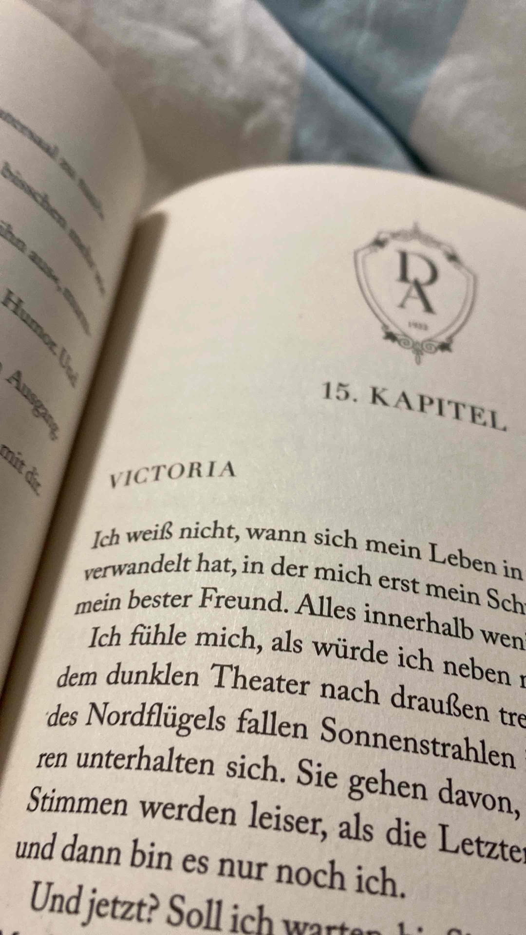 🩵 Ich will nicht Irgendwer für sie sein, ich will alles sein🩵
Das Buch war sehr sehr cool. Am Anfang fand ich es ein bisschen Schwer reinzukommen was beim ersten Band einfacher war trotzdem war es super. Ich empfehle es sehr.