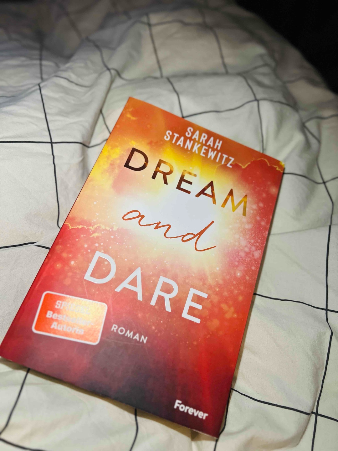 "Dream & Dare" ist der dritte Teil der Faith-Reihe. Nachdem ich den ersten Band sehr gut fand und Band zwei wirklich beeindruckend, hat mich der dritte Band nicht komplett überzeugt. Die Gefühle kamen bei mir nicht so richtig an, und das große Problem wurde meiner Meinung nach nicht genug behandelt. Ich hätte mir mehr Tiefe gewünscht. Trotzdem hat mir das Buch insgesamt gut gefallen und war angenehm und schnell zu lesen. Auch wenn es für mich ein paar kleine Schwächen gab, die es leider nicht zu einem Highlight gemacht haben, empfehle ich es trotzdem gerne zum Lesen! :)