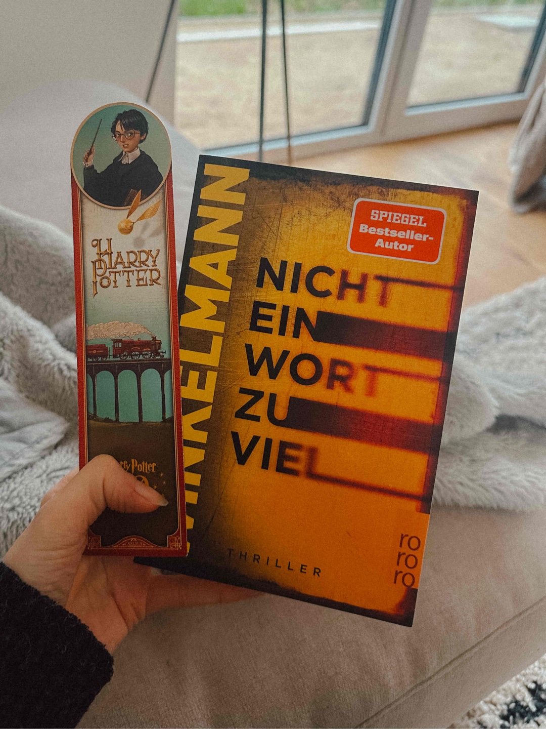 Kurzweilig und mit viel Liebe für Bücher. 📚