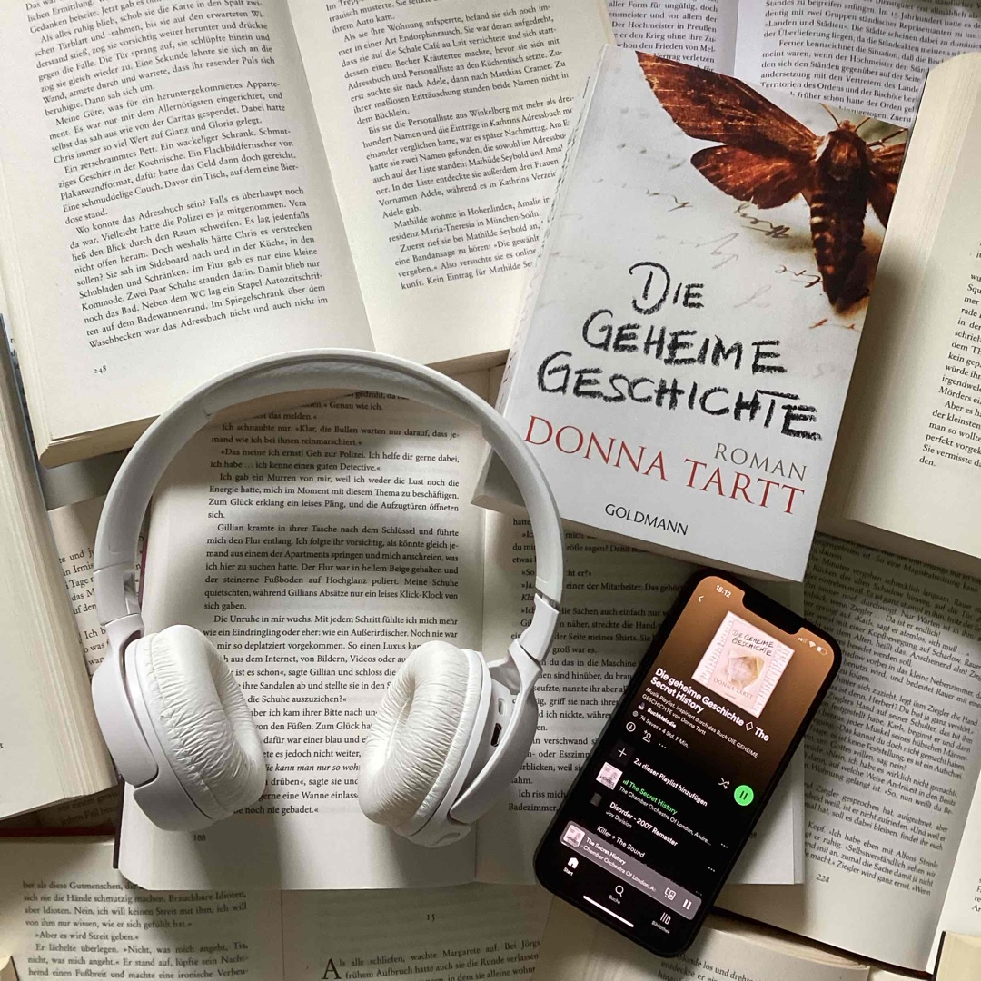 Sprachlich ist dieses Buch einfach nur genial und wunderschön geschrieben.
Der Geschichte selbst fehlte mir persönlich die Spannung und Leidenschaft für die einzelnen Protagonisten und Handlungen.
Trotzdem wird dieses Buch bestimmt zu den Büchern zählen, über die ich noch lange nachdenken und sprechen werde.
Daher klare Leseempfehlung!
