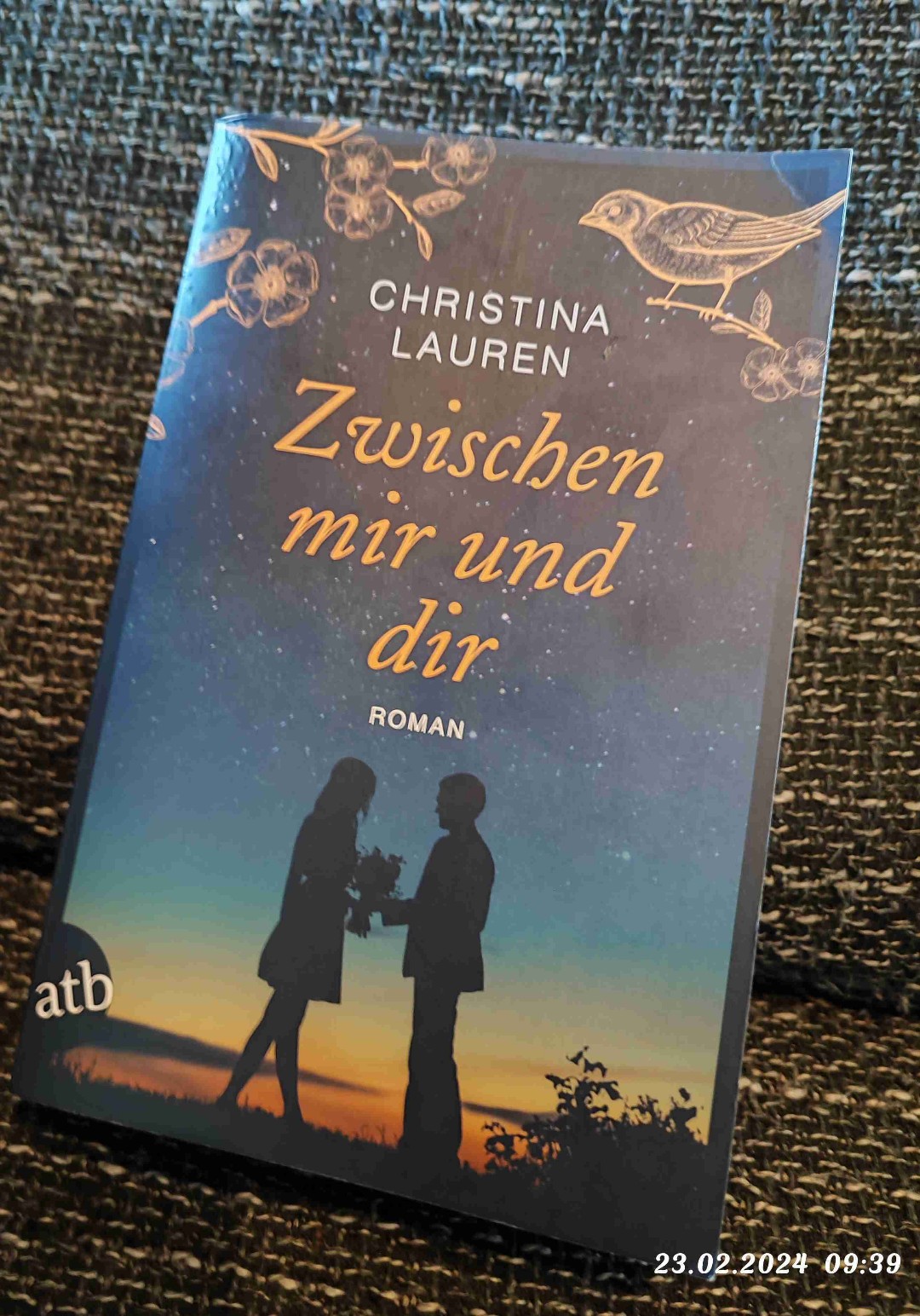 Seh schöne Buch Cover. Geschichte spannend aber auch mit Drama und vielen Gefühlen. Könnte mich beim Lesen in die Geschichte hinein versetzen.