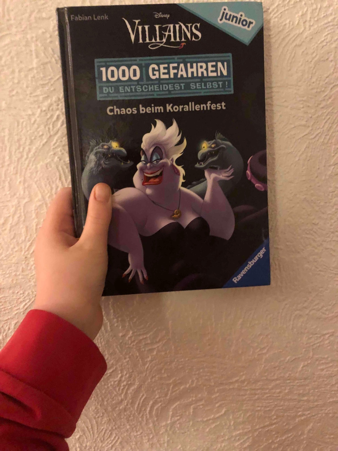 Das Buch war zwar gut, aber ich finde es ein bisschen blöd dass man da immer Blättern muss um das Ende zu erreichen!