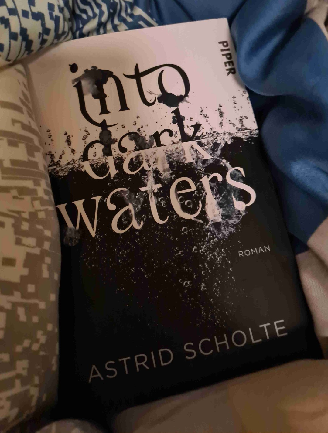 Eine Welt in der Zukunft, die größtenteils aus Wasser besteht.. mit viel Fantasie wurde diese Geschichte geschrieben, die dafür sorgt, dass man das Buch nicht beiseite legen möchte..