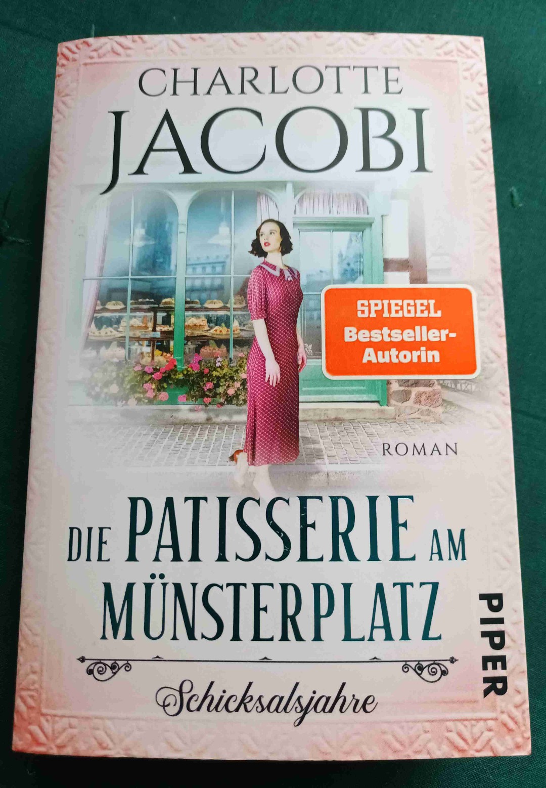 Hat mit tatsächlich besser gefallen als der 1. Teil. Fand den Zeitsprung auf nach dem 1. Weltkrieg gut. Der Fokus auf die nächste Generation und damit die Verschiebung der Hauptcharaktere auf die Jüngeren/Kinder fand ich super gemacht. Ebenso der dargestellte Deutsch Französisch Konflikt ist super umgesetzt. Freue mich auf Band 3 :)