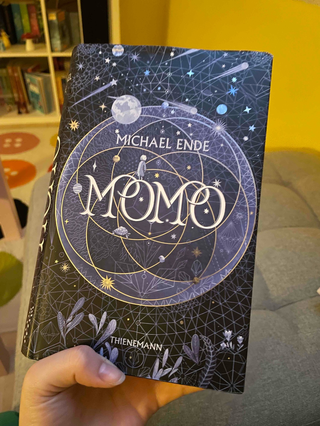 Regt zum nachdenken an…
Momo und die ganze Geschichte hat mir sehr gut gefallen! Es ist auch einfach ein zeitloser (interessantes Wortspiel beim Thema des Buches😉) Klassiker. Am besten gefällt mir natürlich die Message hinter der Geschichte. Das man sich nicht immer eilen muss und gestresst durch den Tag gehen soll. Es tut nicht weh sich auch mal eine Auszeit zu nehmen oder sich extra viel Zeit für etwas zu geben, um es gut zu machen und das man jeden Moment seines Lebens genießen sollte, egal wie unwichtig er sein mag! ☺️
