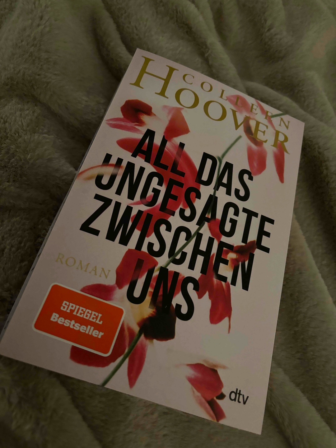 »Wenn etwas Schreckliches passiert, hat man erst mal das Gefühl, man wäre von einer Klippe gestürzt. Aber wenn ein bisschen Zeit vergangen ist, wird einem klar, dass man nicht von einer Klippe gestürzt ist, sondern in einer endlosen Achterbahn sitzt, die gerade ihren tiefsten Punkt erreicht hat. Und dann fährt sie sehr lange Zeit auf und ab. Manchmal sogar für immer.«