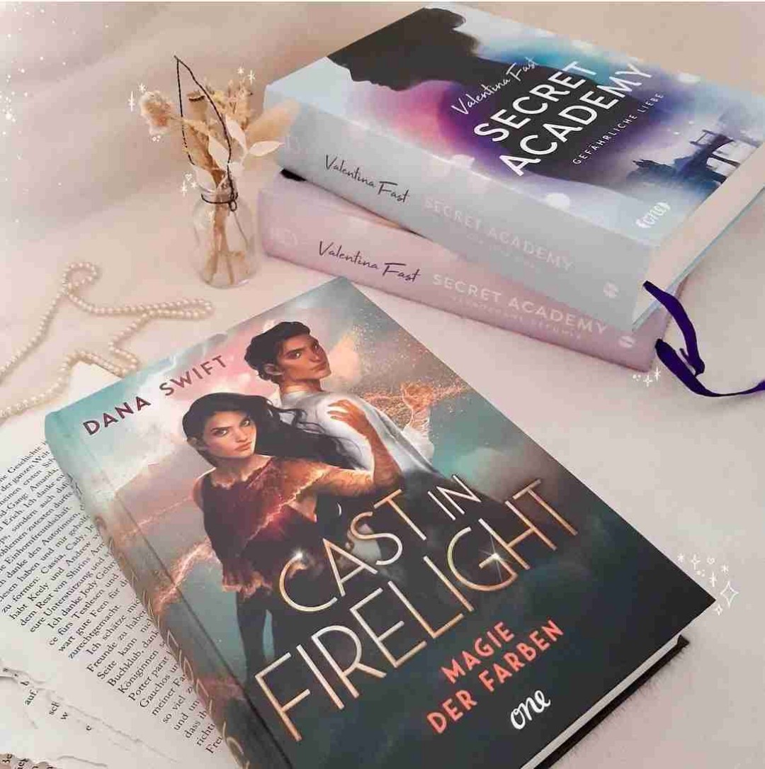 𝐑𝐞𝐳𝐞𝐧𝐬𝐢𝐨𝐧 [ ★★★★☆ ]

↬ Was ist das letzte Fantasy-Buch, das ihr gelesen habt? Und wie hat es euch gefallen? 🧚🏽‍♀️

𝐓𝐢𝐭𝐞𝐥: Cast in Firelight —Die Magie der Farben
𝐀𝐮𝐭𝐨𝐫*𝐢𝐧: Dana Swift
𝐕𝐞𝐫𝐥𝐚𝐠: ONE

[ Werbung | ReziEx von @lesejury ]