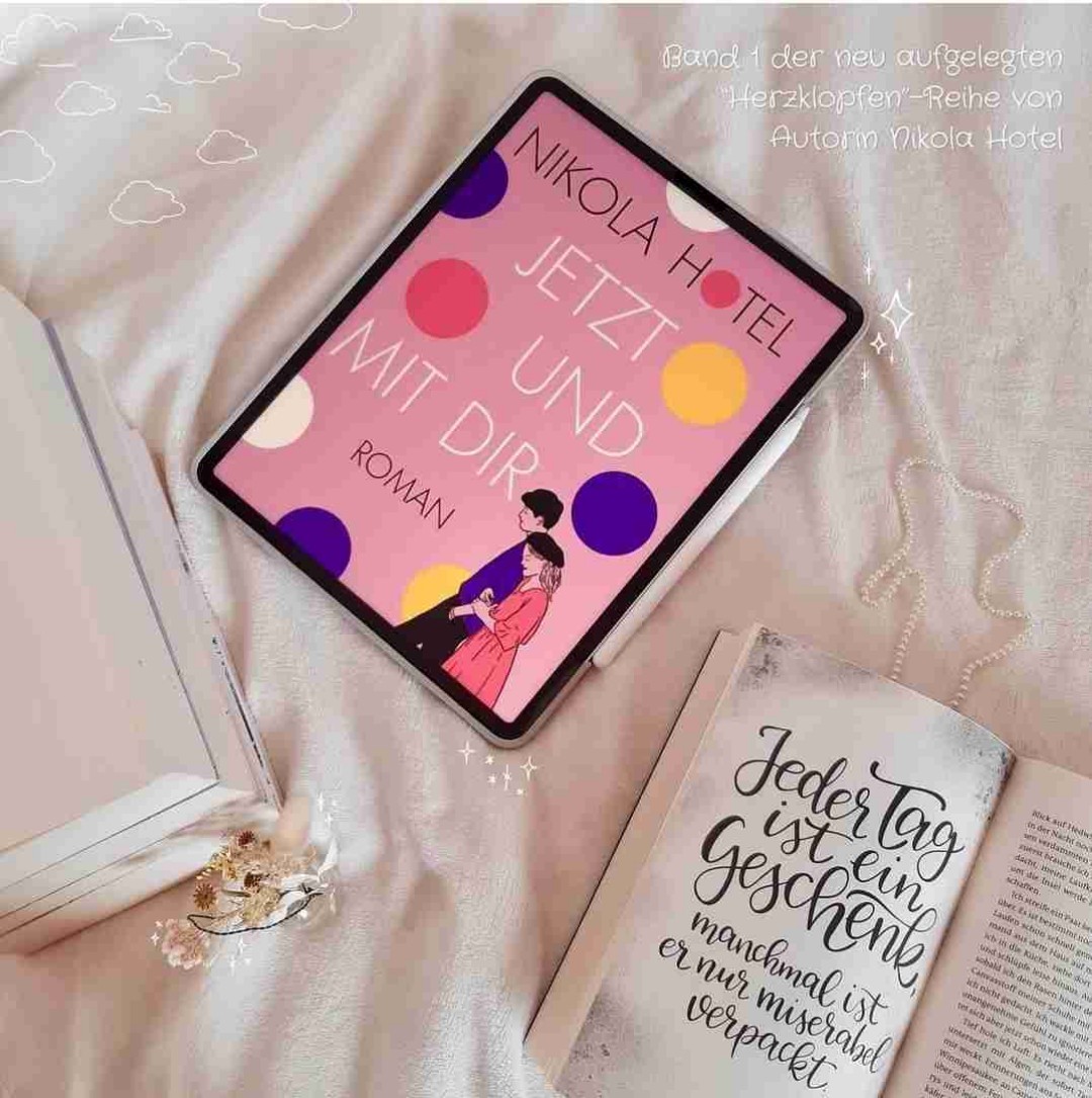 𝐑𝐞𝐳𝐞𝐧𝐬𝐢𝐨𝐧 [ ★★★★☆ ]

↣ Ihr Lieben, wie lief eure Woche? 🌷

𝐓𝐢𝐭𝐞𝐥: Jetzt und mit dir
𝐀𝐮𝐭𝐨𝐫*𝐢𝐧: Nikola Hotel
𝐕𝐞𝐫𝐥𝐚𝐠: Aufbau Verlage

[ Werbung | ReziEx von @netgalleyde ]