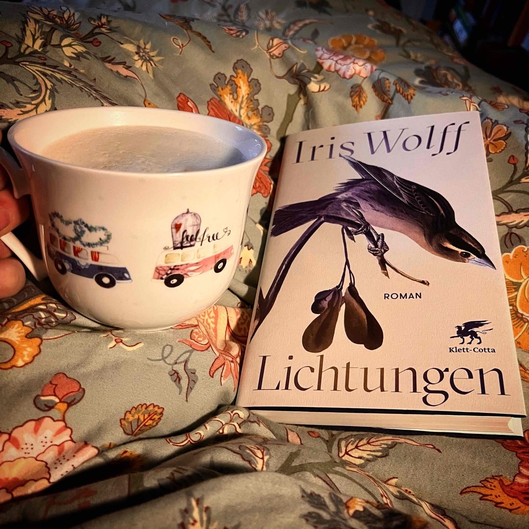 Wundervolle Sprache, mir hat gefallen, dass die Geschichte rückwärts erzählt wird.