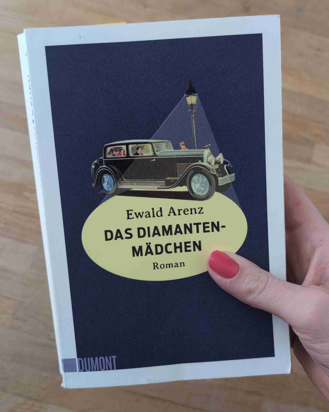 Spannende Reise in das herbstliche Berlin der 1920er Jahre, auf der man nebenher noch jede Menge Neues über Diamanten und deren Geschichte lernt.