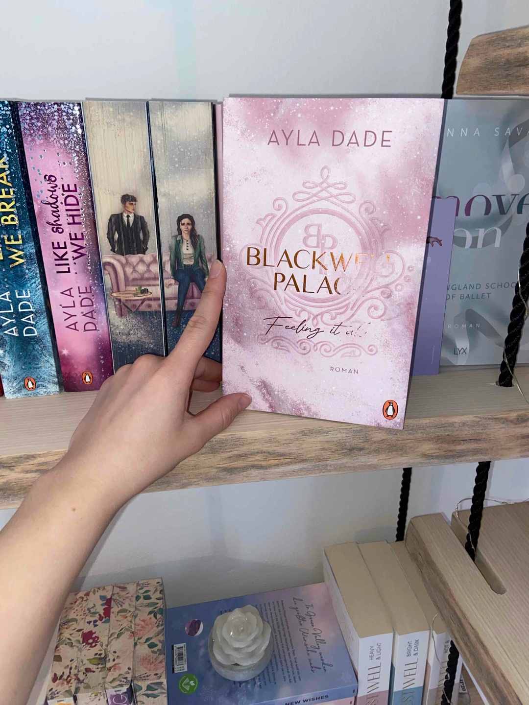 Einfach nur WOW! 🫶🏻
Ein Ereignis jagt das Nächste. Im 3. Teil des Blackwell - Palace werden so viele Hintergründe aufgedeckt, es ist ein absoluter Pageturner.
Edward und Blair sind einfach nur toll, man kann mit ihnen mitfühlen, weinen und lachen. Sie durchlaufen beide eine krasse Entwicklung und es is schön sie dabei zu begleiten.
Dieses Buch ist ein toller Abschluss der Reihe, bei der ich jedes Buch geliebt habe! 🤍