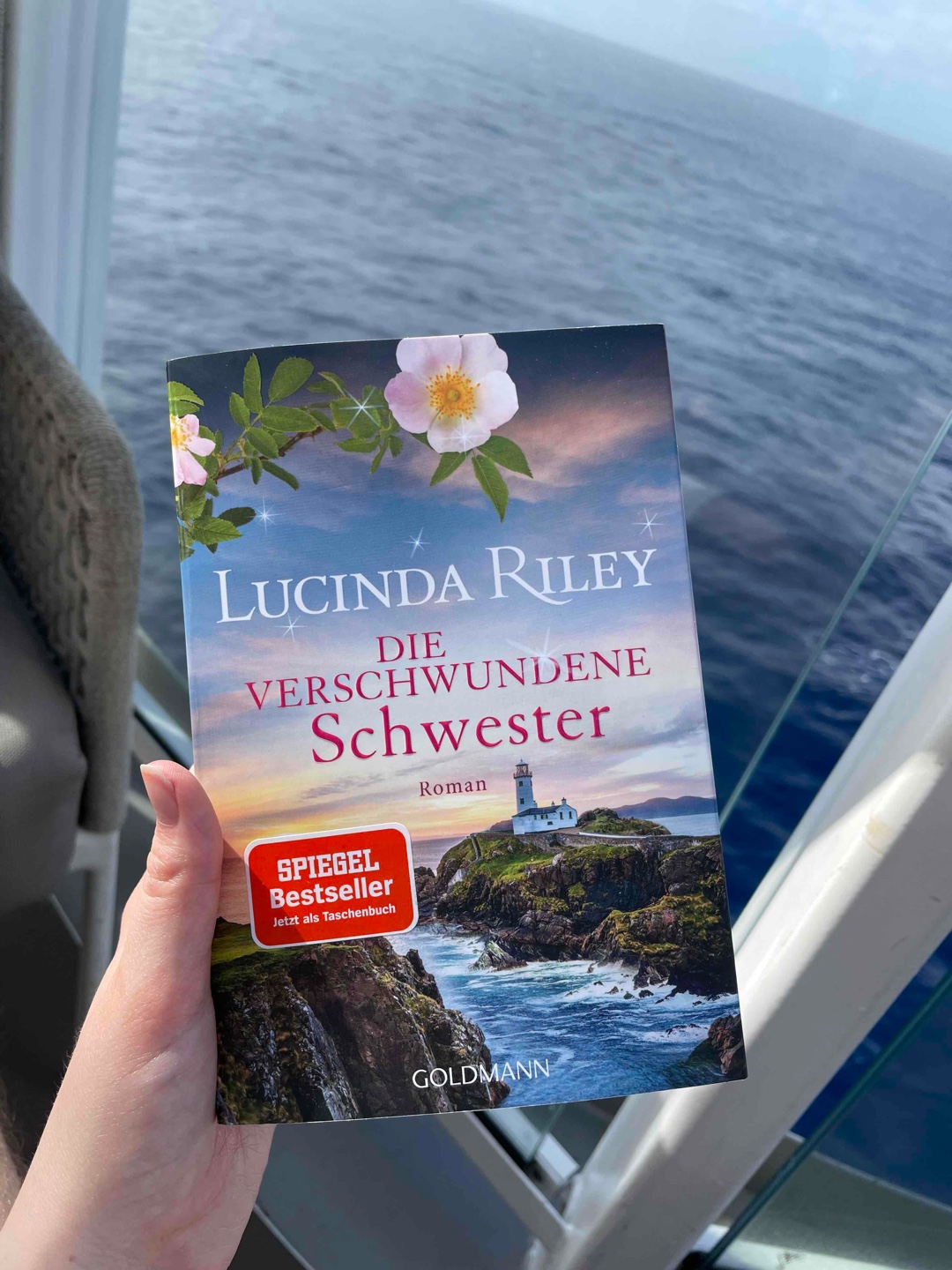 Fesselnd, bewegend und spannend wie jedes Buch von Lucinda Riley! Das Ende lässt mich sprachlos zurück und am liebsten würde ich sofort mit dem letzten Band der Reihe weiter machen.
