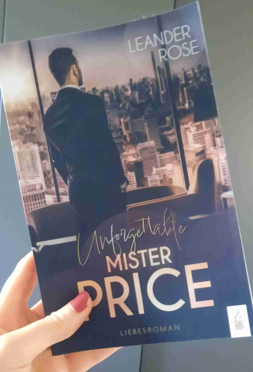 Ich fand das Buch sehr gut und konnte es nicht weg legen 🩷

Ich fand es toll wie die Liebesgeschichte erzählt wurde. Ich fand es sehr aufschlussreich wie diese Art von sexueller Beziehung dargestellt wurde, was eigentlich dahinter steckt und wie ein solches Verhältnis auszusehen hat, vorallem mit der Fürsorgepflicht. Die Autorin hat es meiner Meinung nach fantastisch und verantwortungsvoll in Ihre Geschichte eingebracht.

Aber am Meisten hat mich die Beziehung zu seiner Tochter berührt und der Epilog entlockt sogar ein oder zwei Tränen 🩷