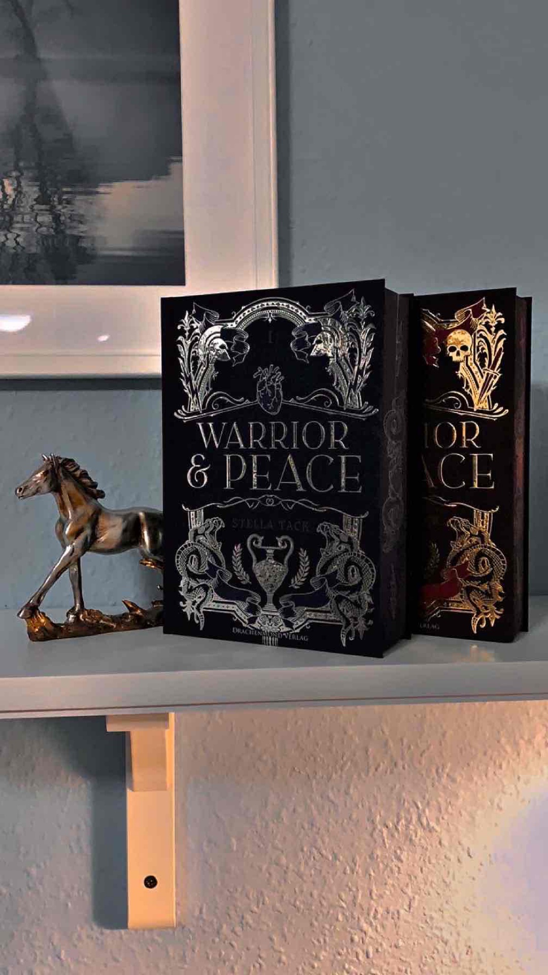 Woran erkennt man ein Buch von Stella Tack?
Man kann keine zwei Seiten lesen, ohne sich kaputtzulachen.