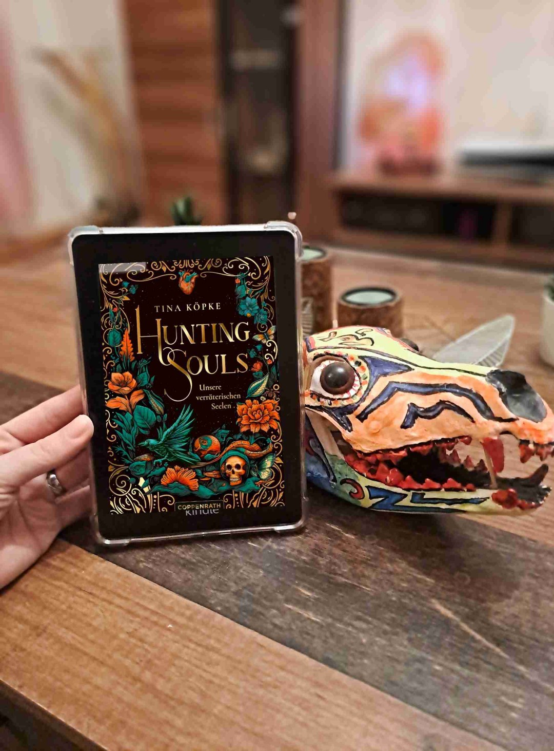 🌟Rezension🌟
Ich habe "Hunting Souls" von @tinakoepke beendet 🥰
•
Zu Beginn muss ich sagen, dass mir das Cover unglaublich gut gefällt. Ich hätte das Buch so so gern in meinem Regal stehen aber kaum noch Platz und leider momentan etwas Pleite 😅 Ebooks sind halt doch etwas günstiger.