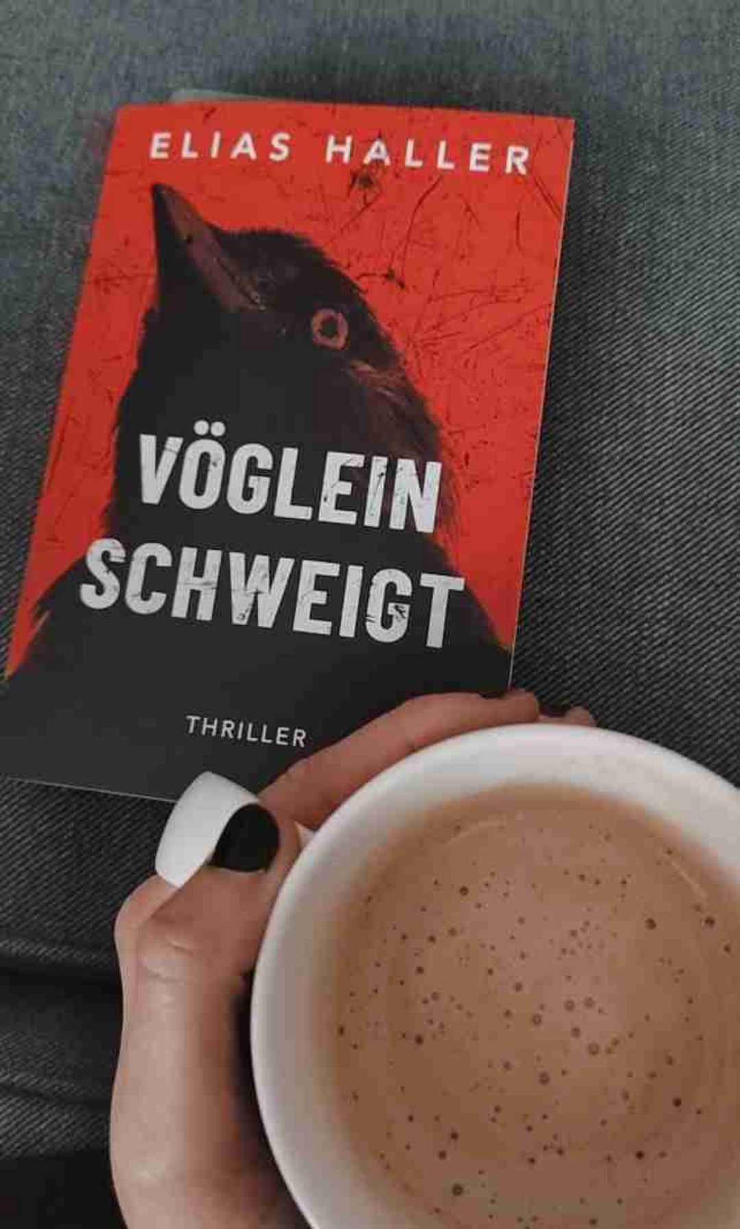 Wow. Es war wieder so unfassbar krank und brutal aber trotzdem gut! (Wie heißt ea im Nachwort!? "Lesestoff der härteren Gangart"!) Hab die zweite Hälfte heute durchgesuchtet 🙈 Durch die kurzen Kapitel, oft mit Cliffhängern, fliegt man nur so durchs Buch! "wtf Momente" kamen auch nicht zu kurz! In Band 2 gab es mittlerweile auch ein paar Ansätze zur Aufklärung, was mir am Ende von Band 1 gefehlt hat! Bin gespannt, wie es weiter geht und enden wird!
Ich hoffe, dass die Aussage nicht zu sehr spoilert: In Band 1 war ich durch den ständigen Perspektivenwechsel mit x Personen bisschen überfordert. Mittlerweile zeigen sich jedoch Verbindungen. Neben dem "Haupthandlungsstrang", indem Nora den Mord an ihrer Familie aufklären und beweisen will, dass es die "Grimm Verschwörung" gibt, handeln die einzelnen Bücher um "Grimm-Verschwörungs-Bewerber", die einzelne Märchen in ihrer brutalen Urform nachstellen (Band 1 Rotkäppchen, Band 2 Fitchers Vogel).