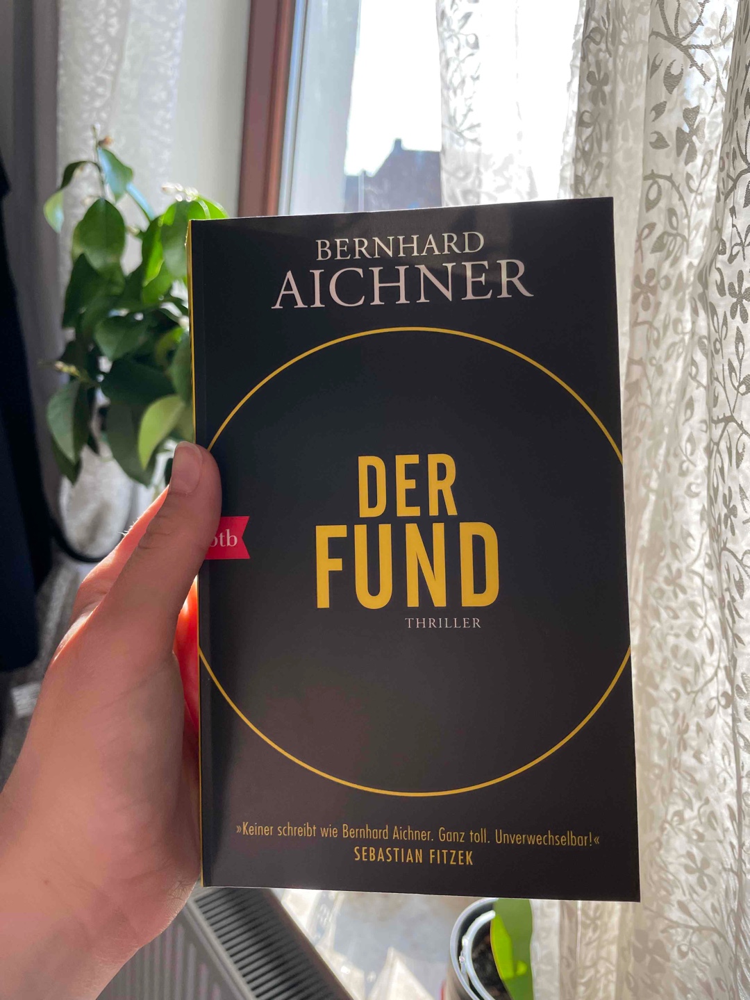Eine kurzweilige und spannende Geschichte mit einem grandiosen Plottwist!
Sehr empfehlenswert für etwas Schnelles/Kurzes zwischendurch.